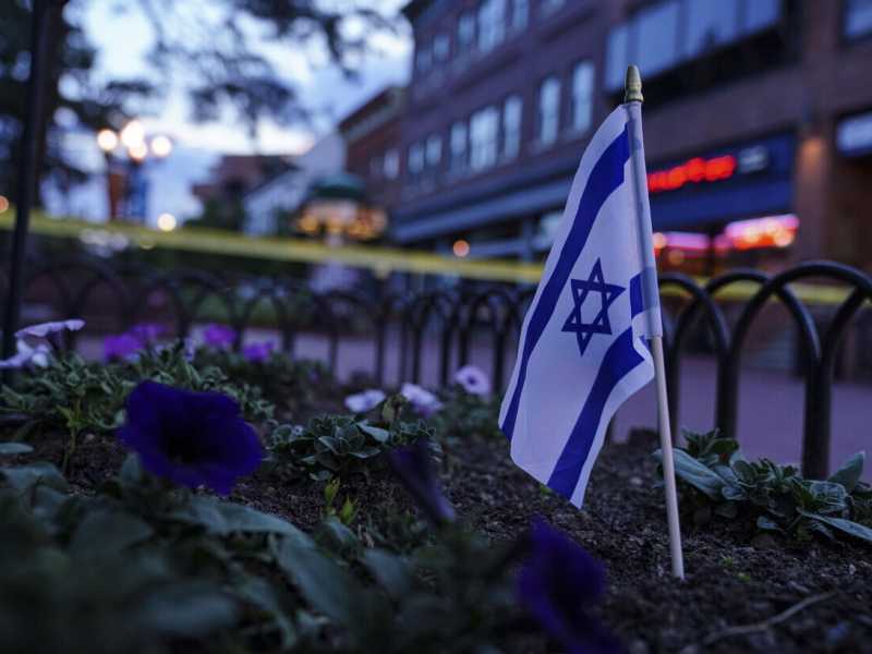 Una bandiera israeliana in un'aiuola a Boulder, Colorado (foto ANSA)