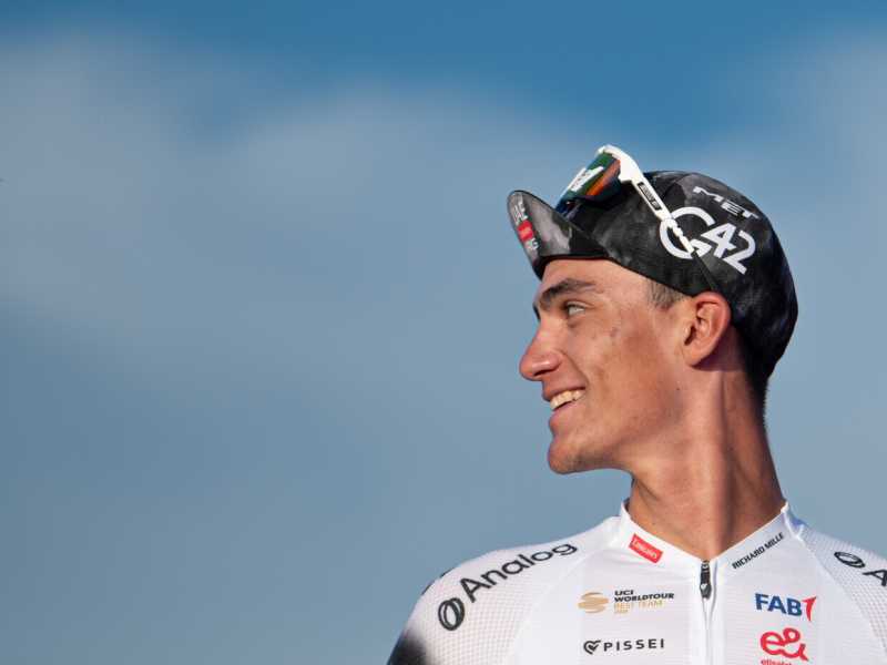 Isaac Del Toro sul podio finale del Giro d'Italia 2025 (foto Getty Images)