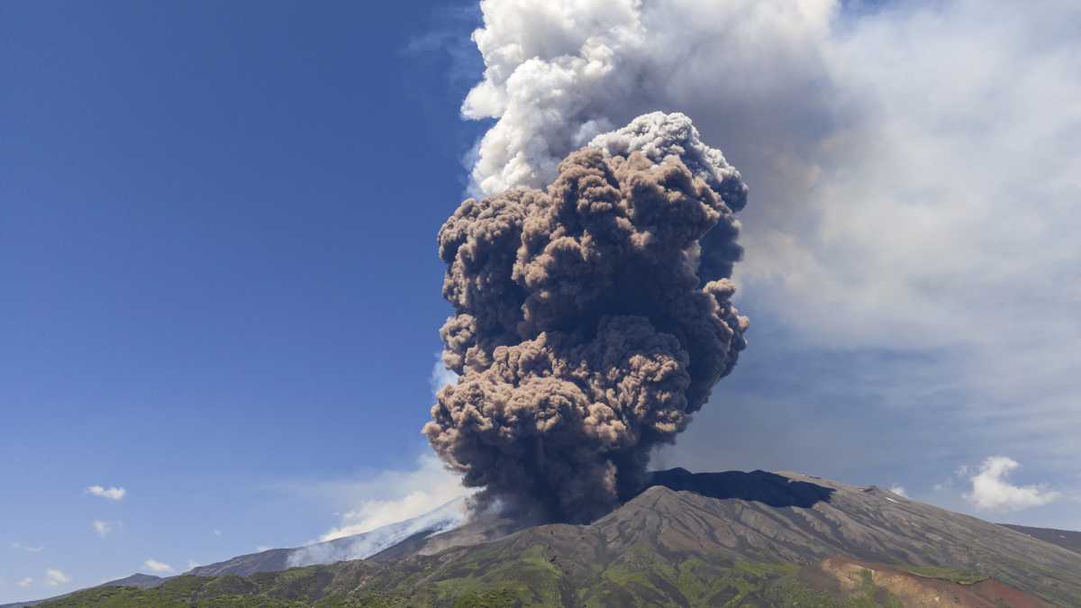 Immagine di L'eruzione dell'Etna e il crollo di una parete. Il vulcanologo: “Il fenomeno è imprevedibile, ma rientra nella normalità”