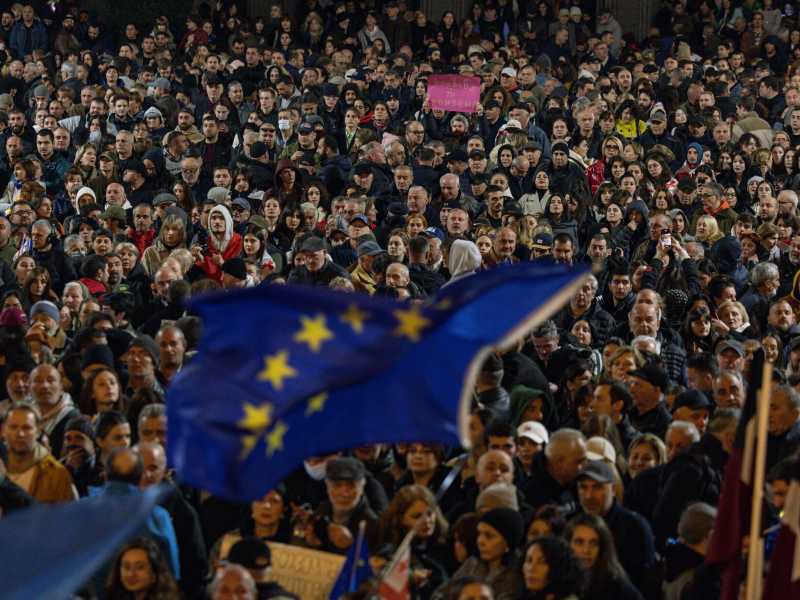 Una protesta fuori dal Parlamento georgiano il 28 ottobre 2024 a Tbilisi, Georgia (foto Getty)