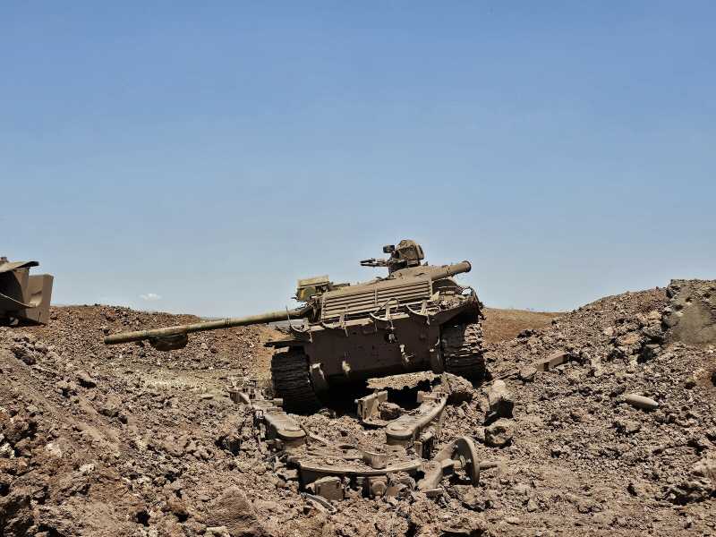 Un tank siriano messo fuori uso dagli israeliani nel bacino di Yarmouk, nel sud della Siria (foto Getty)