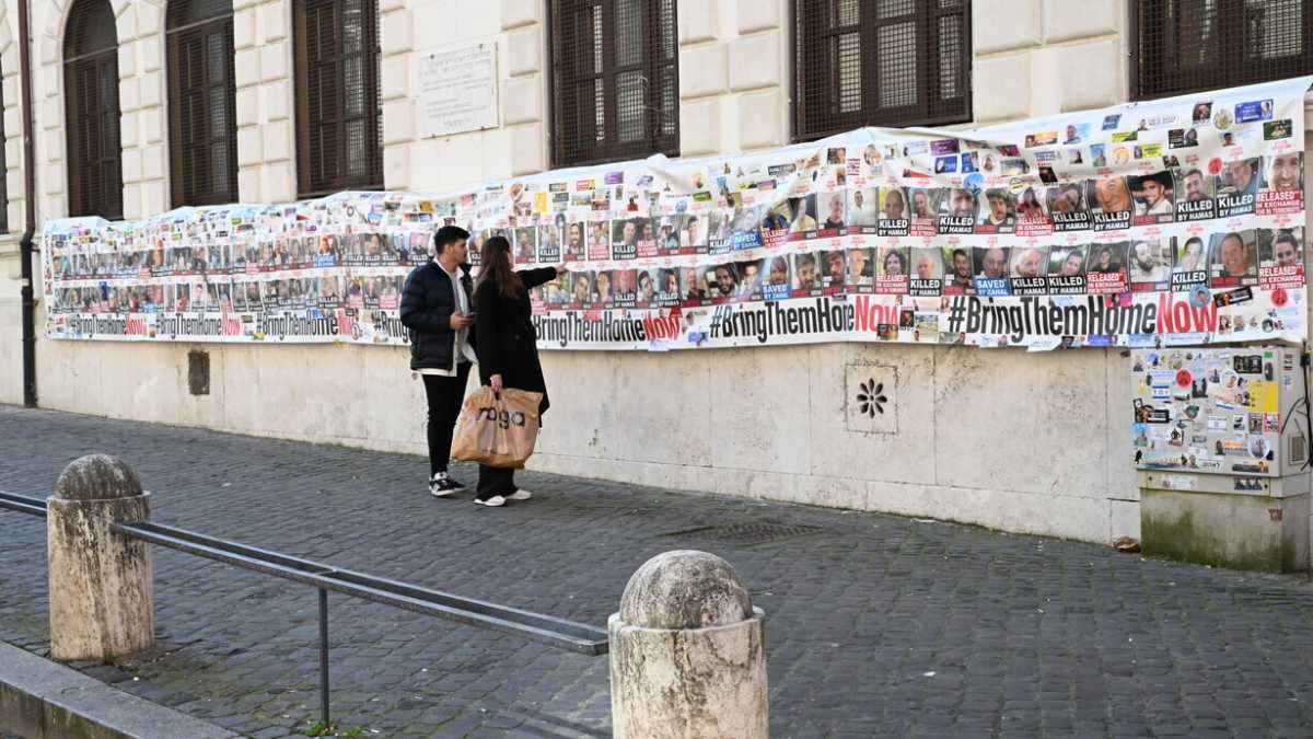 Immagine di Un giorno al ghetto di Roma. Sopravvissuti, kippah nascoste e Digos. Mentana: "La sinistra ha lasciato Israele alla destra"