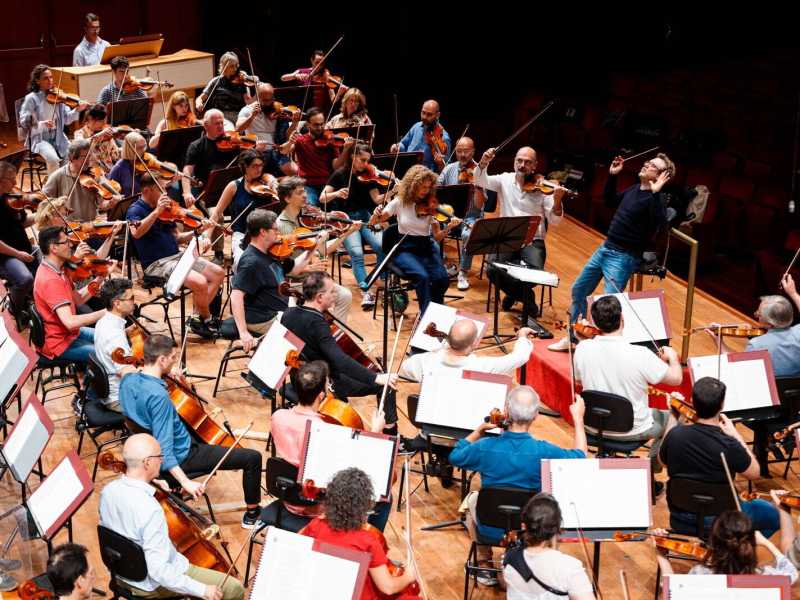 D. Harding sul podio dell’Orchestra dell’Accademia di Santa Cecilia (foto Accademia Nazionale di Santa Cecilia)
