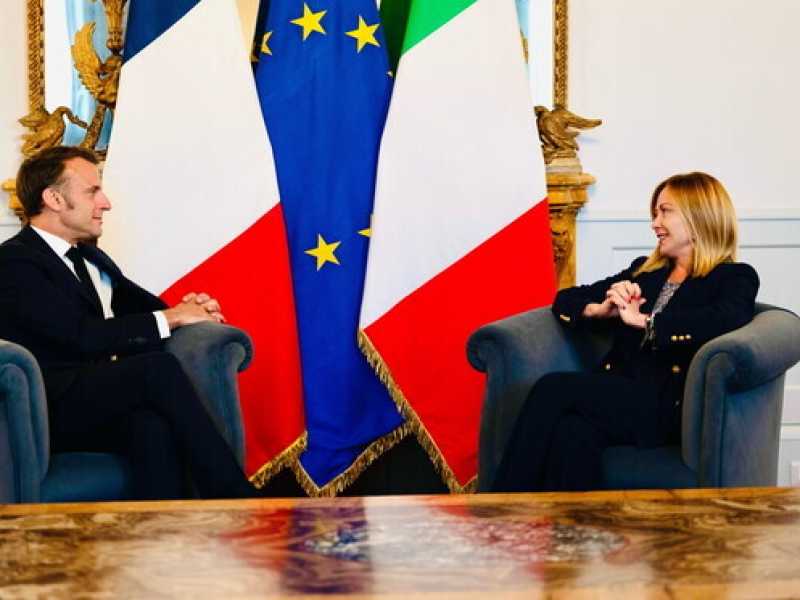 Emmanuel Macron e Giorgia Meloni (foto LaPresse)