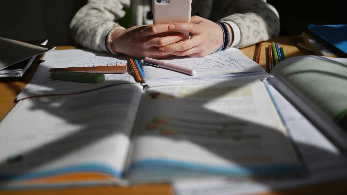 Immagine di Non serve vietare i cellulari a scuola, ma rendere la scuola più interessante