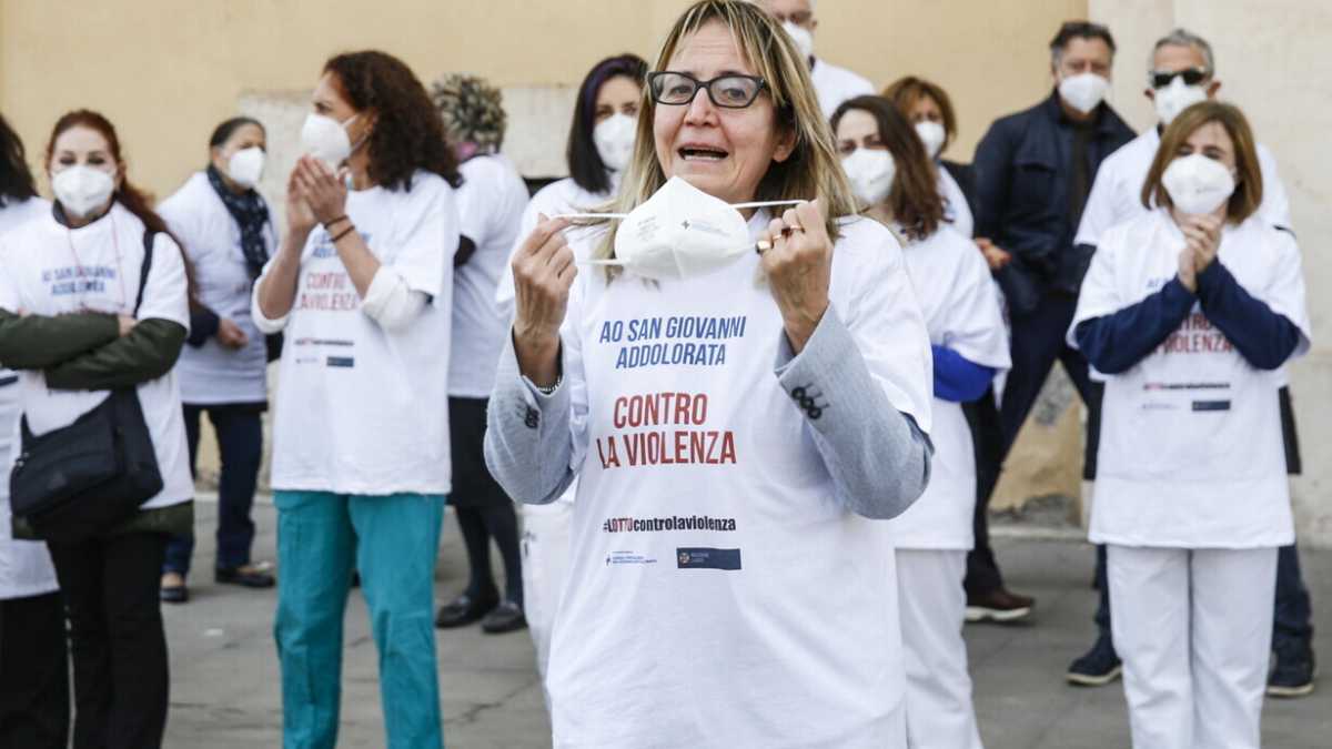 Immagine di Nel 2023 oltre 16mila aggressioni a medici e infermieri. Schillaci: "Sensibilizzare i cittadini"