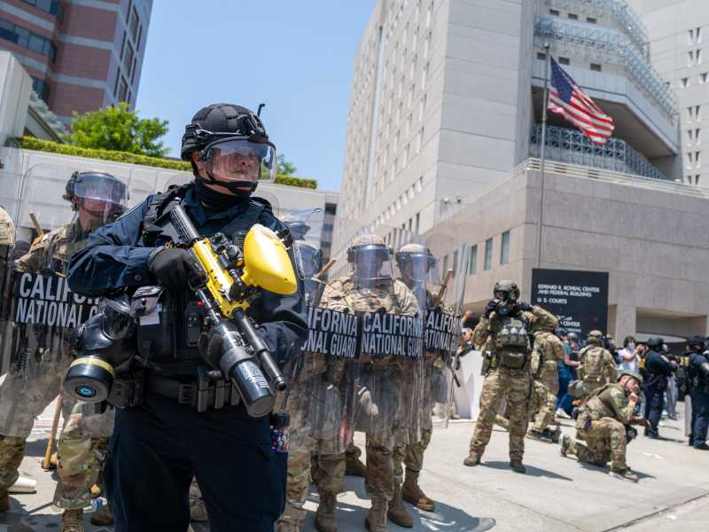 Agenti del LAPD e soldati della Guardia Nazionale nel centro di Los Angeles (Foto di Spencer Platt/Getty Images) <br />