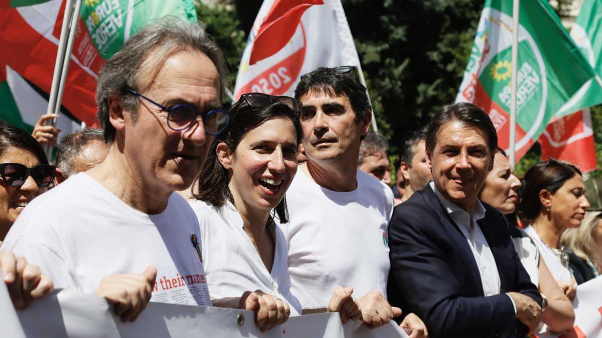 Immagine di L'abaco di Schlein. Non parla di sconfitta e riparte da Taranto: "Abbiamo più voti di Meloni". L'intifada riformista