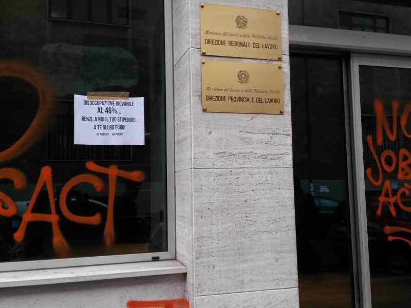 Una vecchia scritta contro il Jobs Act, risalente al 2014 (foto d'archivio Ansa)