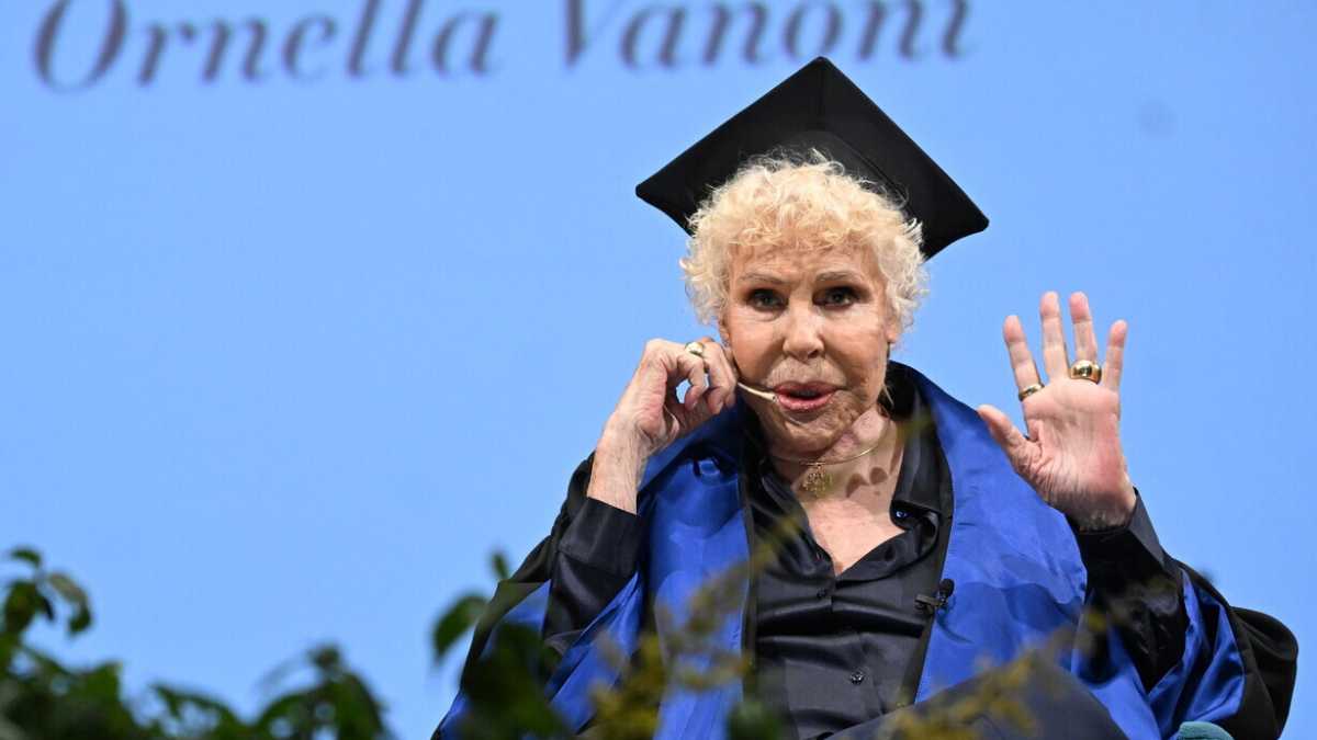 Immagine di Il divagante affetto per il mondo della dottoressa Ornella Vanoni