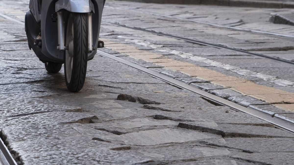 Immagine di Togli il pavé, metti il pavé. Fissazioni di Sala