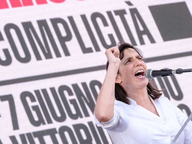 Schlein d'agosto: sfida i riformisti, è pronta all'assemblea, litiga con Meloni e lancia la sua Comintern