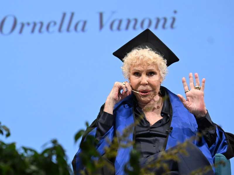 Il divagante affetto per il mondo della dottoressa Ornella Vanoni