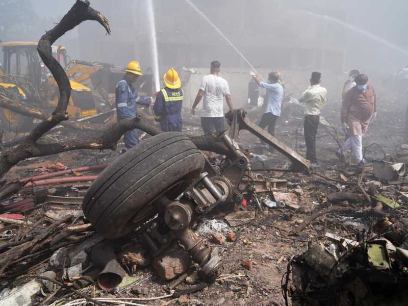 Le domande a cui provare a rispondere dopo il dramma del volo Air India