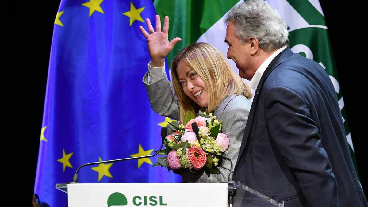 Immagine di Meloni alza la Sbarra: rompe la triplice e lancia l'Opa al centro. Tensioni in Cdm sugli ambasciatori, affondo di Giorgetti