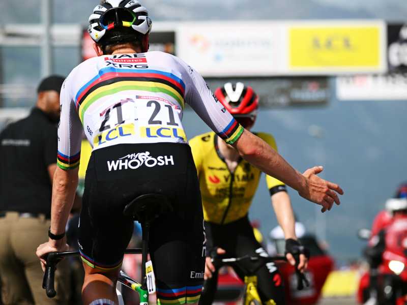 Tadej Pogacar e Jonas Vingegaard dopo l'arrivo della sesta tappa del Giro del Delfinato 2025 (foto Getty Images)
