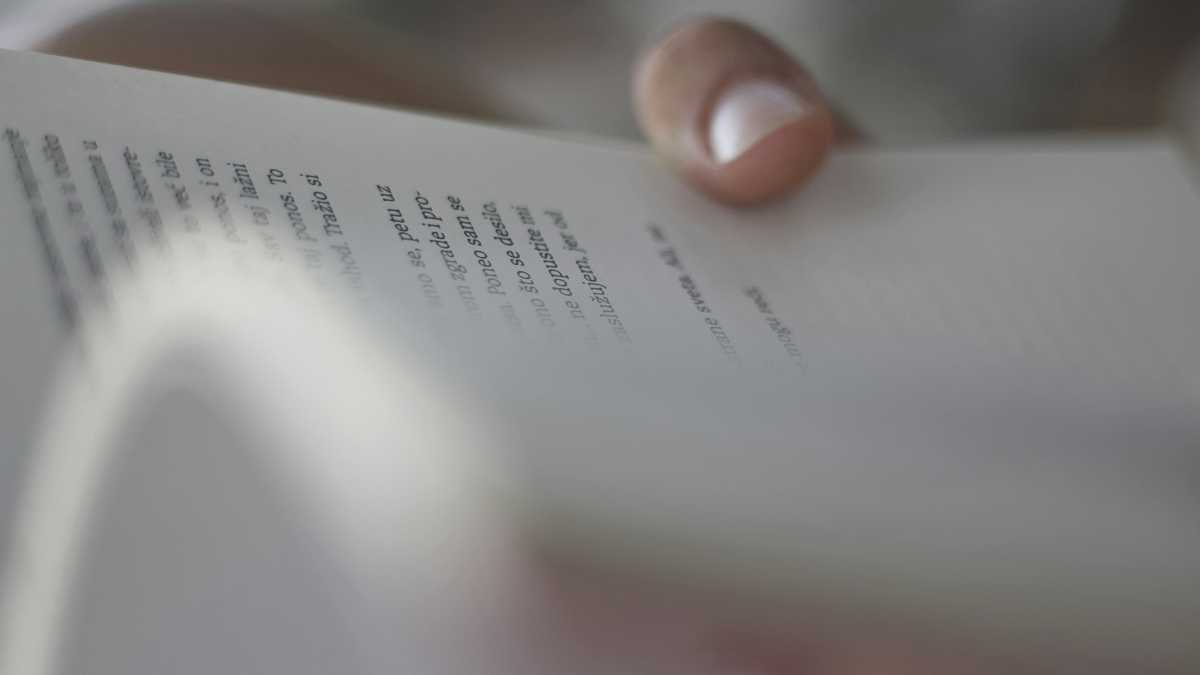 Immagine di Le acrobazie in versi di Domenico Segna, tra l’intimo e l’universale