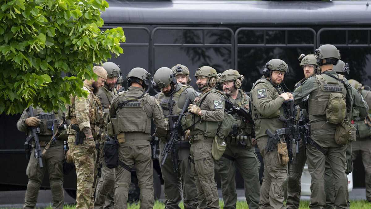 Immagine di Spari a Minneapolis: un uomo vestito da poliziotto uccide una deputata democratica