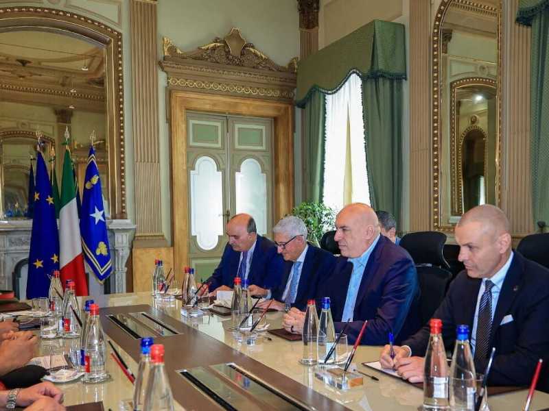 Il ministro della Difesa Guido Crosetto e al suo fianco il direttore dell'Aise Giovanni Caravelli 