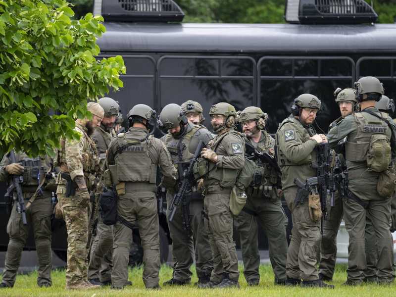 Spari a Minneapolis: un uomo vestito da poliziotto uccide una deputata democratica