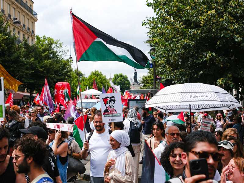 Bandiere palestinesi in una manifestazione per Gaza, a Parigi, Francia, il 14 giugno 2025 (foto Getty)