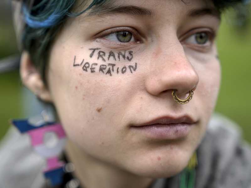 A una manifestazione per una legge a favore dei diritti della comunità transgender, lo scorso anno a Berlino (foto Ap) <br />