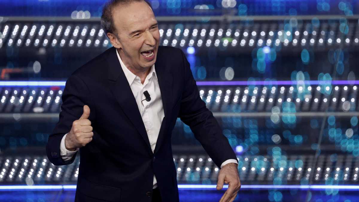 Immagine di Per promuovere un libro si farebbe di tutto. Ma Benigni esagera