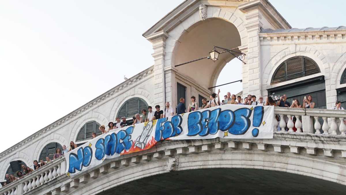 Immagine di Jeff Bezos si sposa a Venezia e l’Anpi annuncia proteste. L’antifascismo nuziale
