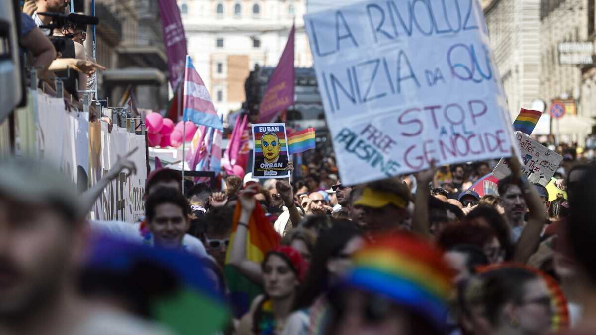 Immagine di L'intersezionalità del Pride è come la "catena di affetti" di Amici miei