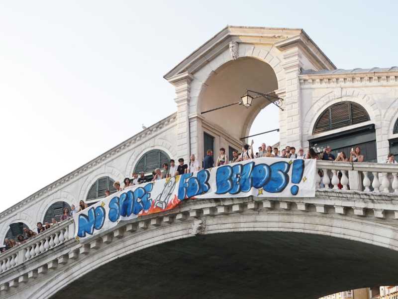 Jeff Bezos si sposa a Venezia e l’Anpi annuncia proteste. L’antifascismo nuziale