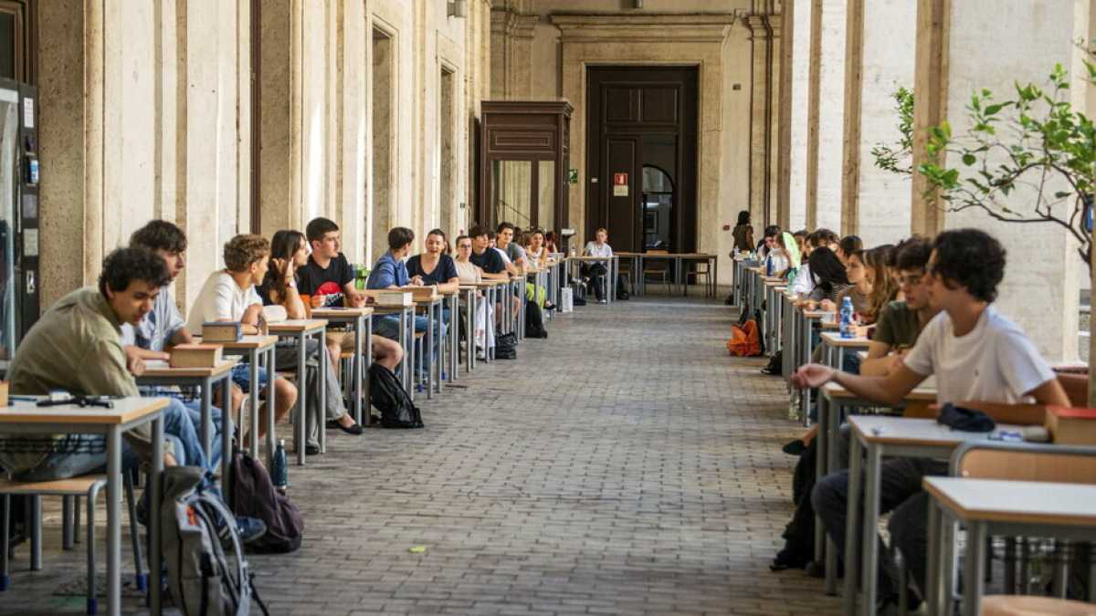 Immagine di Le banalissime tracce della maturità sembrano fatte da ChatGPT, quello gratis
