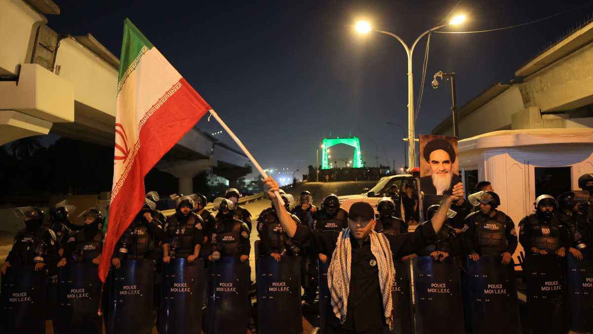 Immagine di In Iraq sventolano le bandiere dell’Iran: “Via gli americani da qui”