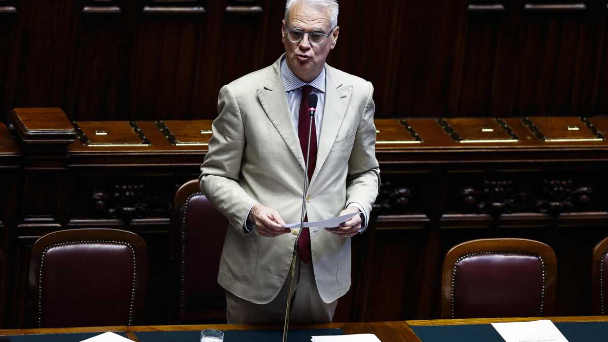 Immagine di Infermieri, solo la Cisl firma il rinnovo del contratto. Zangrillo: "Cgil e Uil isolate”