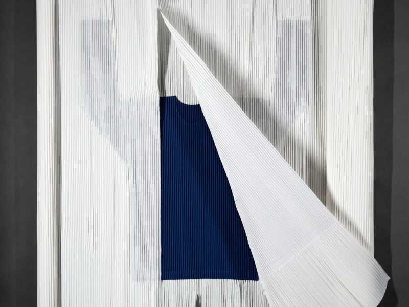 Un&rsquo;immagine del processo di plissettatura dei capi del progetto &ldquo;L&rsquo;homme pliss&eacute;&rdquo; di Issey Miyake (courtesy Pitti Immagine)&nbsp;