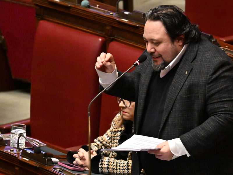 Carotenuto (M5s): "Uscire dalla Nato? Magari"