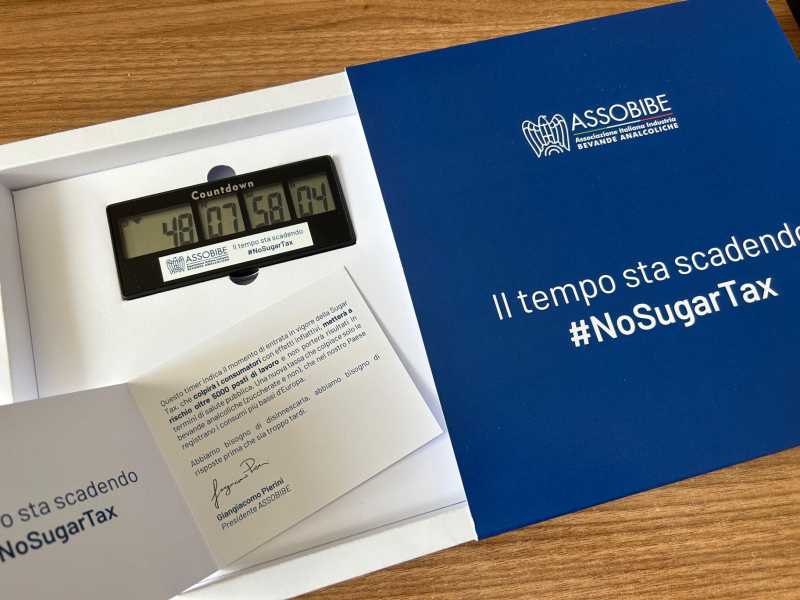 I paradossi della Sugar Tax, dal rinvio di Meloni al raddoppio di Schlein