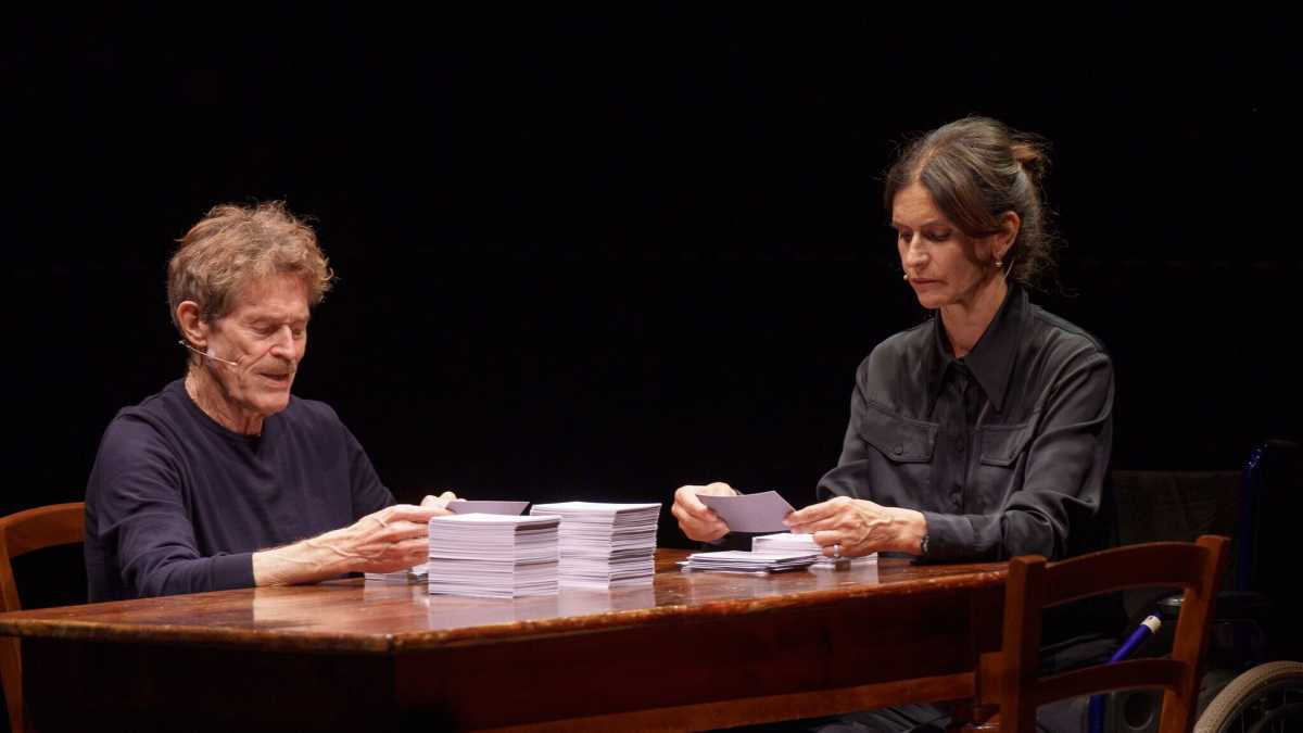 Immagine di Cosa significa stare sul palco per Willem Dafoe, che ora dirige la sua Biennale. Intervista
