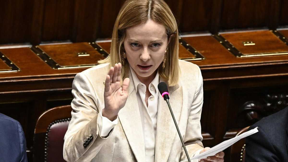 Immagine di Meloni parla alla Camera dopo l'attacco degli Stati Uniti all'Iran. La telefonata con Schlein