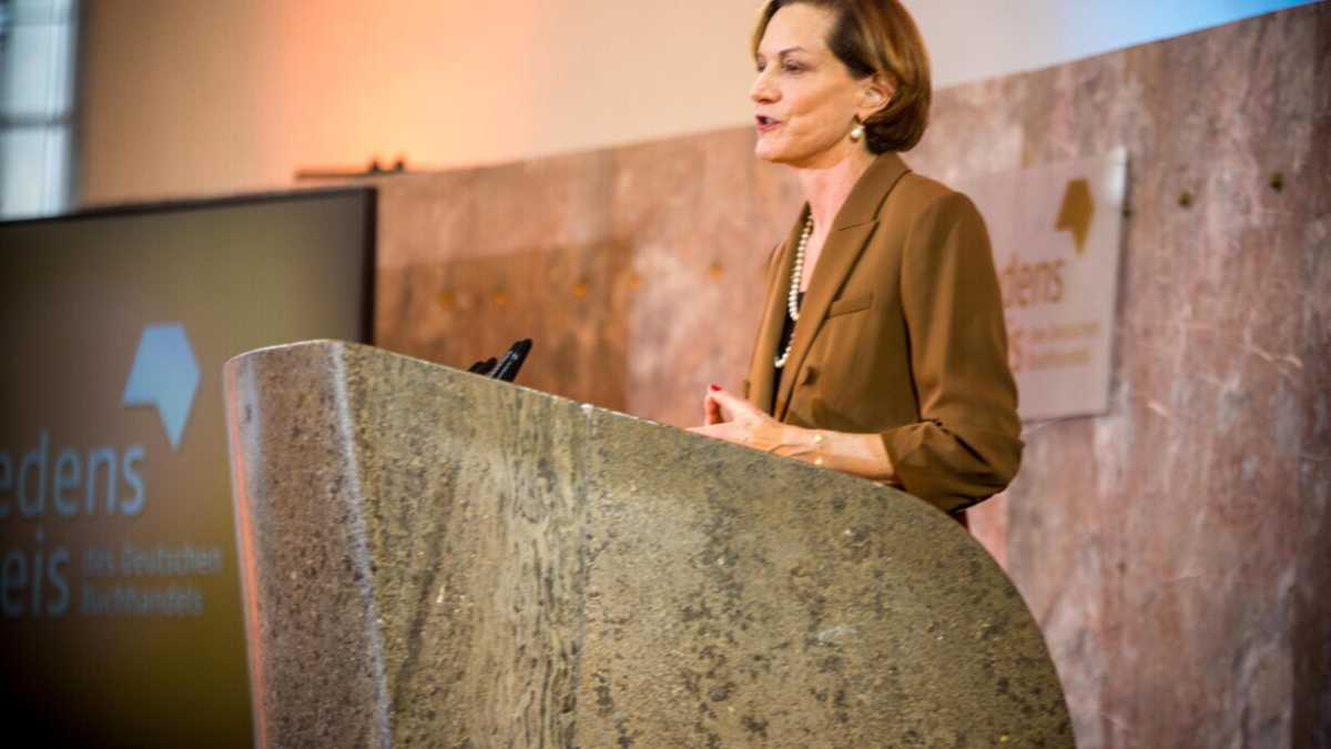 Immagine di Al tramonto è la nostra idea di occidente. Conversazione con Anne Applebaum