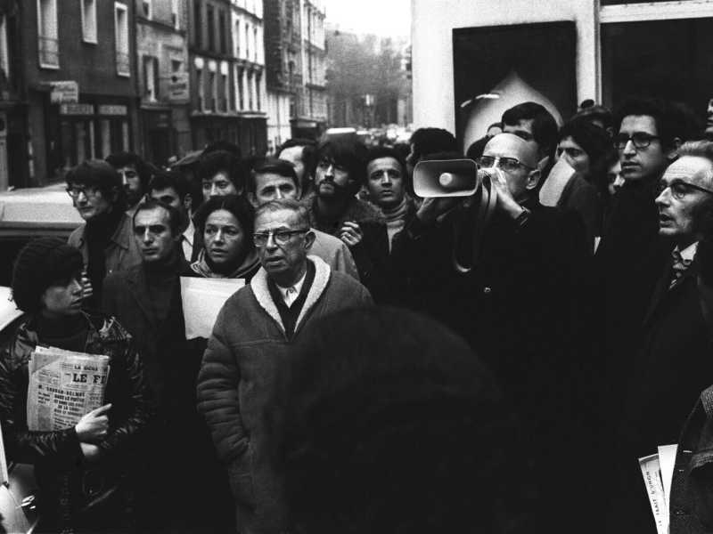 Sartre e Gluksmann con Foucault, che della Rivoluzione khomeinista scrisse: “È la forma più moderna della rivolta e la più folle” (Getty)
