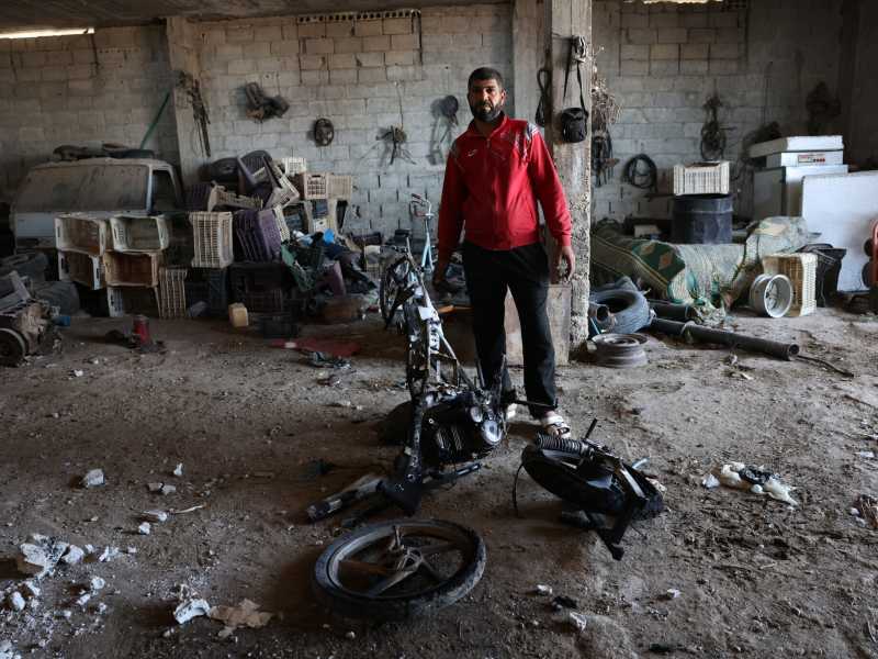 Khaled Diyab davanti ai resti di un drone iraniano precipitato sulla sua casa di Inkhil (foto Ali Haj Suleiman)<br /><br /> <br />