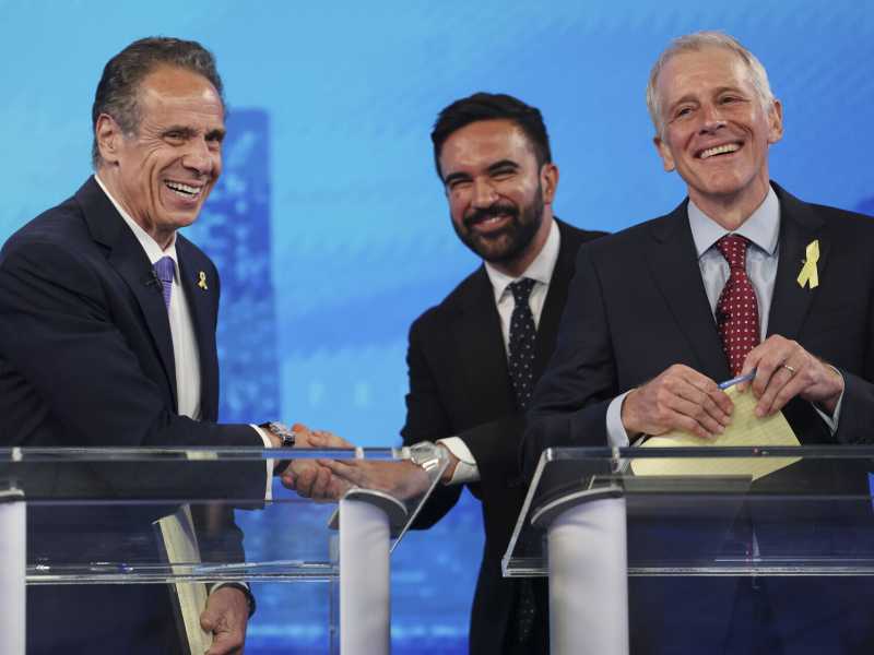 Andrew Cuomo, a sinistra, stringe la mano a Zohran Mamdani (Foto di Yuki Iwamura-Pool/Getty Images) <br />