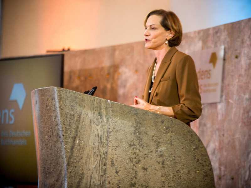 Al tramonto è la nostra idea di occidente. Conversazione con Anne Applebaum