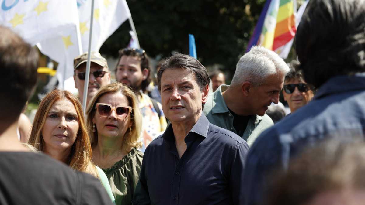 Immagine di Conte vs Nato. L'ex premier all'Aia contro il riarmo, tra euroscettici e rossobruni