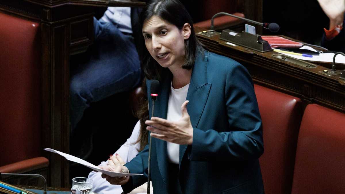 Immagine di Il "martello" di Schlein, ordina al Pd l'astensione sulla mozione 5s e fa votare contro l'articolo pro Russia. A Conte resta la fascia da ultras