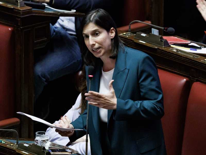 Il "martello" di Schlein, ordina al Pd l'astensione sulla mozione 5s e fa votare contro l'articolo pro Russia. A Conte resta la fascia da ultras