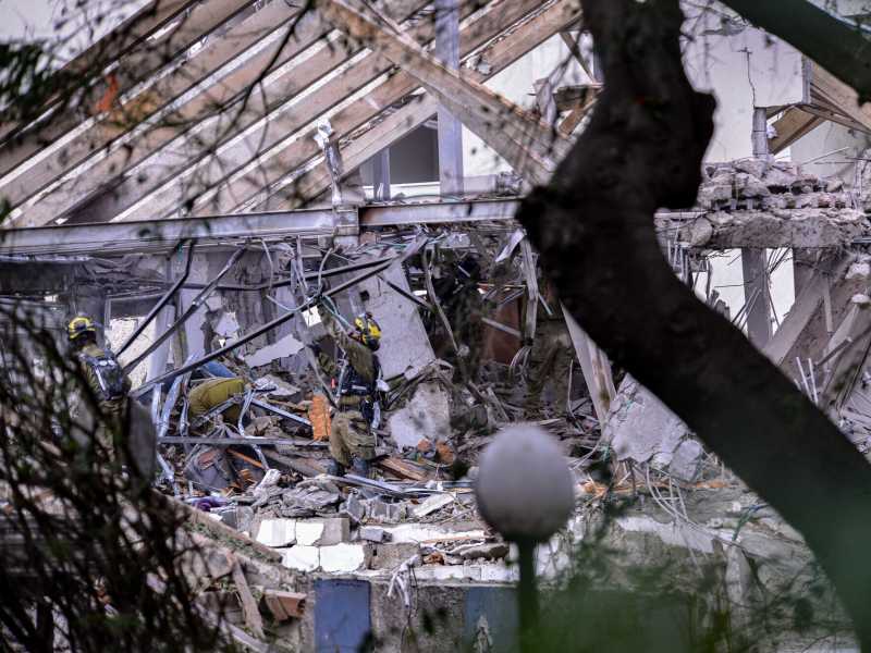 Edificio di Tel Aviv colpito da un missile balistico iraniano (foto Olycom)
