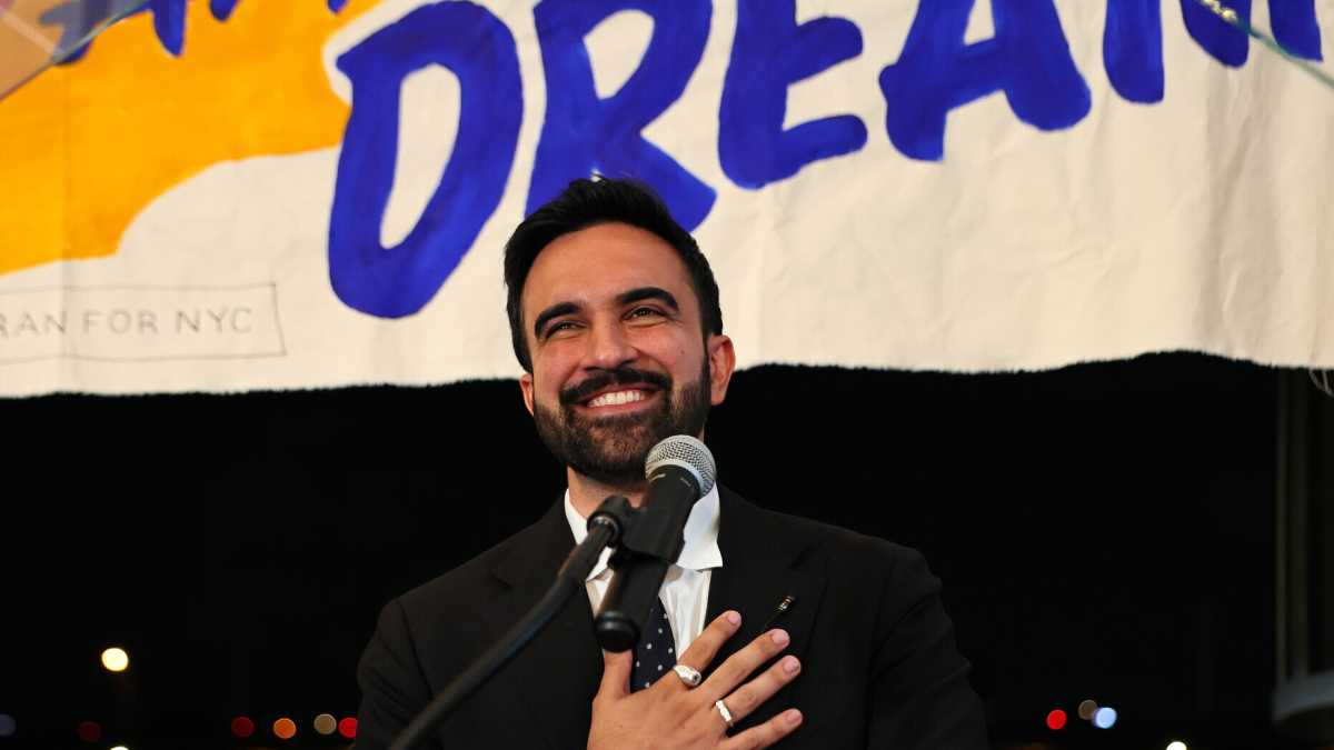 Immagine di Zohran Mamdani, il dem che vuole “abolire il costo della vita” conquista New York