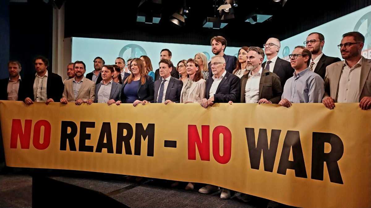 Immagine di Conte all’Aia: “Nasce l’internazionale della pace”. Contro l’Ue ma non contro Putin