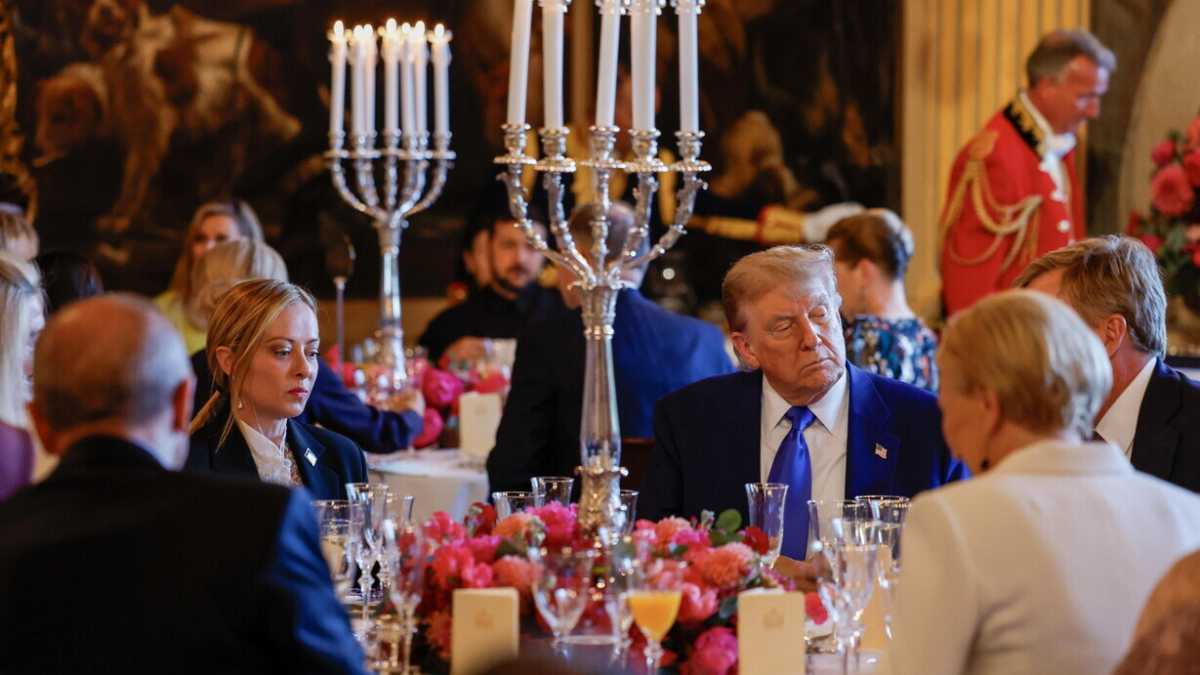 Immagine di Meloni a tavola con Trump a L'Aja. Lungo colloquio sul medio oriente, ma le tensioni con Ue-Usa pesano